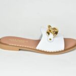 Δερματινες Παντοφλες με Ανατομικο Πελμα και Διακοσμητικες Αλυσιδες/Λευκο