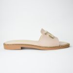 Χειροποιητες Δερματινες  Παντοφλες με Μεγαλη Φασα και Διακοσμητικο V14 Μπεζ/Beige