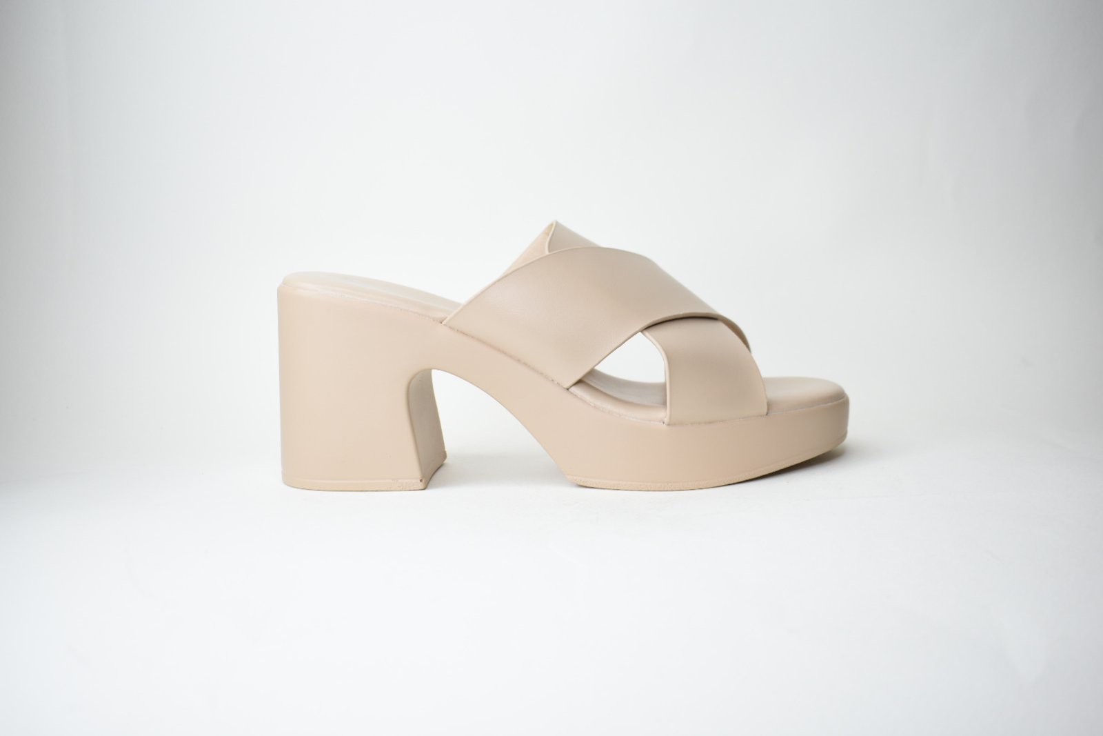 εικόνα_Viber_2025-06-17_00-19-53-972 Mules με Δερματινη Πολυτελειας Μεγαλη Χιαστη και Φαρδυ Τακουνι 8,5 cm K 2234 Μπεζ/Beige - Image 1